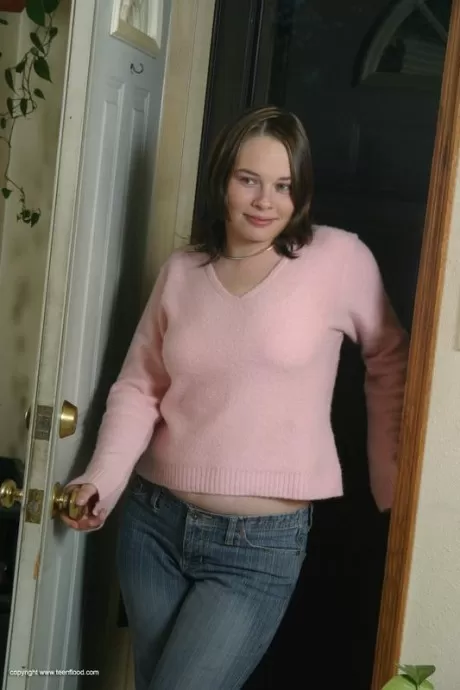 Пухленькая молоденькая Серена надевает свитер и джинсы из денима для своих первых поз о 1