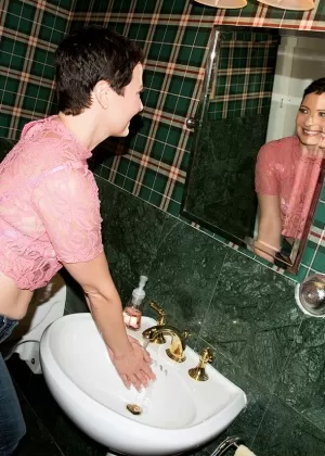 Пожилая женщина Кали Каринена снимает рубашку и джинсы, чтобы позировать обнаженной