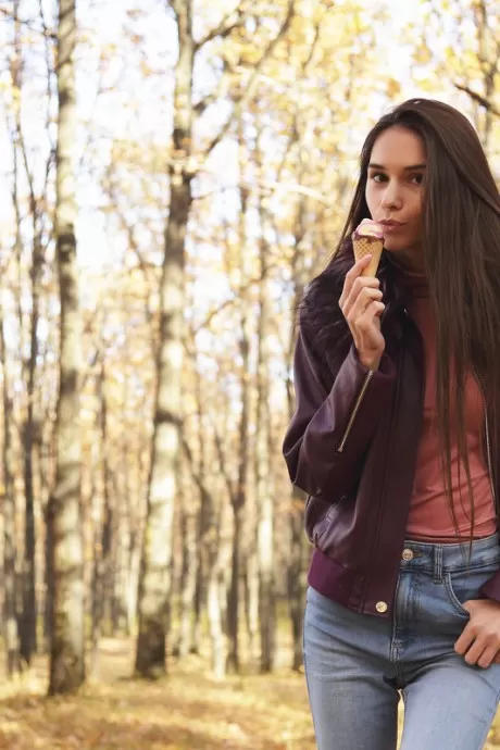 Милая русская девушка Леона Миа ест мороженое в ле 5