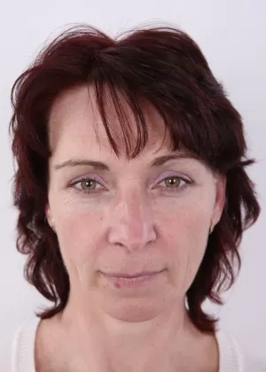 Пожилая домохозяйка Мирослава снимает одежду, чтобы показать отвисшие сиськи и волосатую пизду