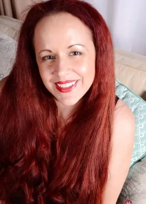 Пожилая рыжеволосая толстушки Лайла надевает трусики на большую задницу и бритую вагину