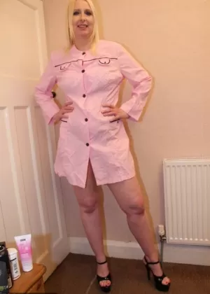 Пожилая британская блондинка Трейси Лейн обнажается перед тем, как отсосать член