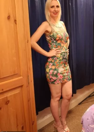 Толстая блондинка Карен Фишер надевает нижнее белье и чулки, чтобы принять ванну