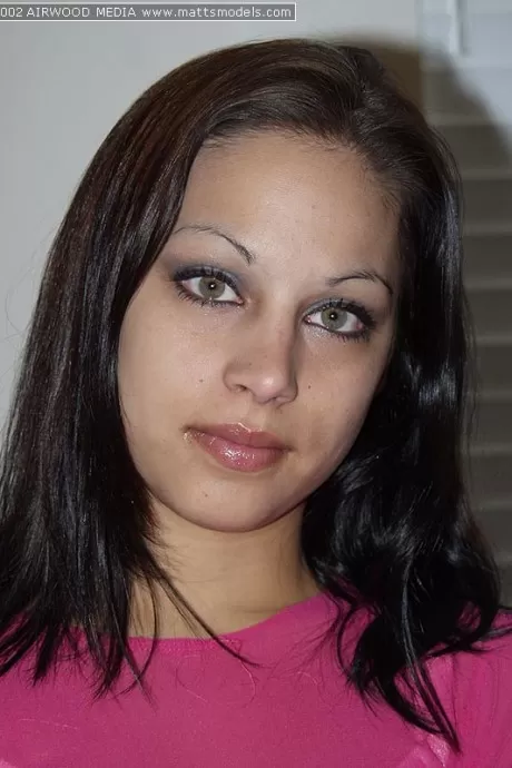 Симпатичная брюнетка Николь дебютирует обнаженной моделью на кожаном диване