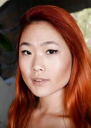 Рыжеволосая азиатка любительница Леа Харт выставляет напоказ бритую киску на открытом воздухе