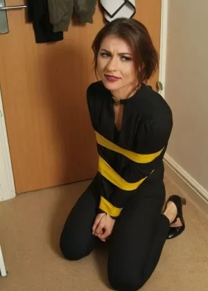 Голую блондинку пытают иглами и электричеством, находясь в рабстве