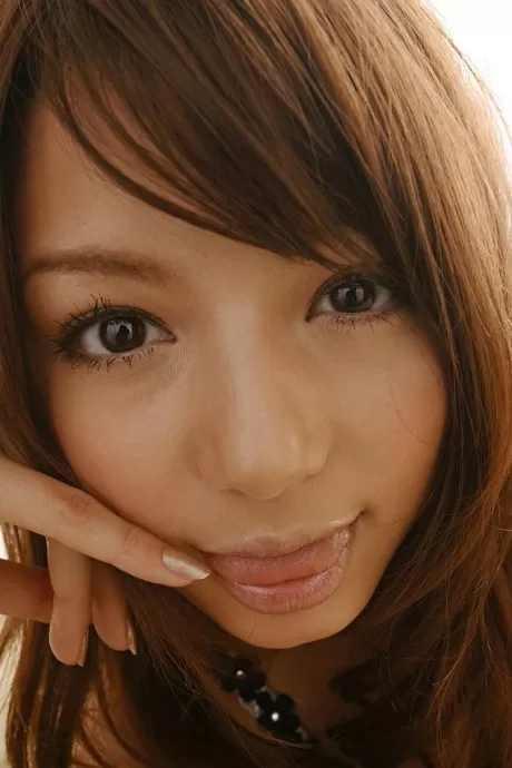 Тина Юзуки симпатичная модель-подросток, она симпатична и сексуальна в обнаженном виде