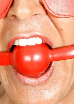 Связанную и с завязанными глазами женщину освобождают, чтобы она могла мастурбировать свою киску