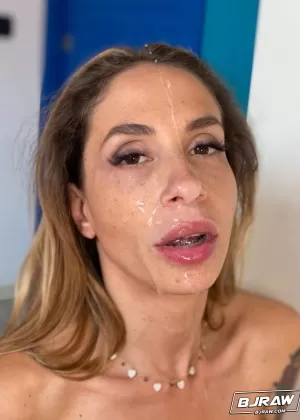 Сексуальная мамочка с огромными сиськами Шугар Кейн трахает мясистый член в своей спальне