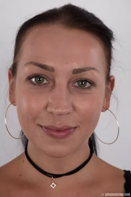 Улыбающаяся Станка с милым личиком и красивыми сиськами снимает свое кружевное белье