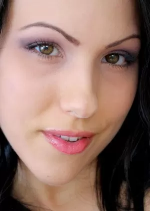 Мокрая любительская кукла Кэти Бэнкс с гордостью демонстрирует свои невероятные большие сиськи