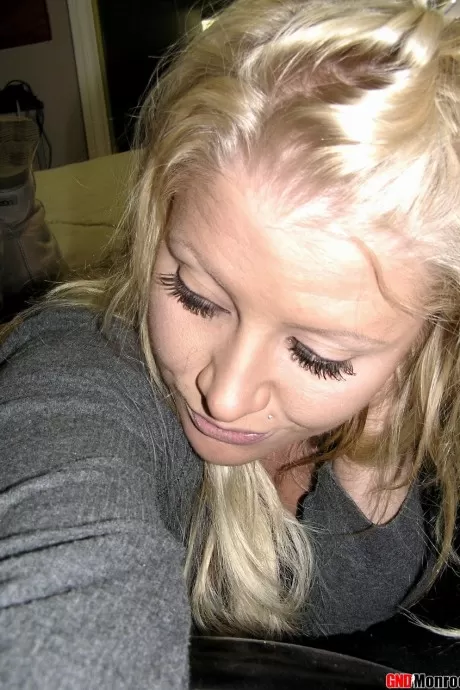 Любительская блондинка обнажает свою голую задницу во время сольного выступления