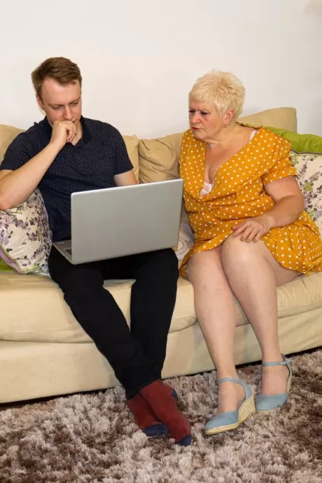 Белокурая бабуля Джуси Джулз соблазняет и трахает гораздо более молодог 1