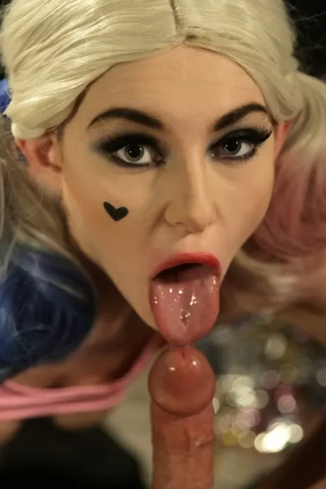 Молоденькая блондинка Лейси Леннон лижет член перед сексом раком в костюме дл 10