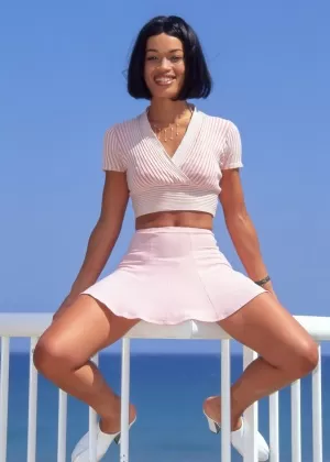 Темноволосая цыпочка Мафальда получает двойной трах на прибрежных скалах