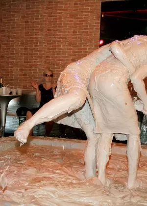 Развратные фетишистки устраивают несколько полностью одетых грязевых рестлингов