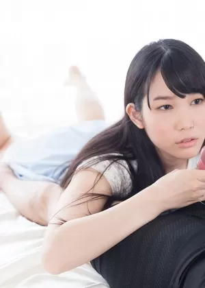 Симпатичный японский подросток на высоких каблуках сосет член и слизывает липкую сперму