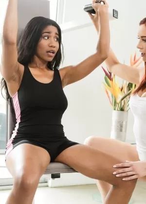 Спортивная молодая девушка Пенелопа Кей полностью раздевается после тренировки