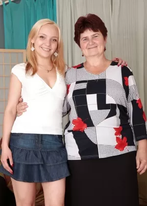 Жирная красотка в очках из гикори обнажает свои волосатые подмышки и лохматую пизду