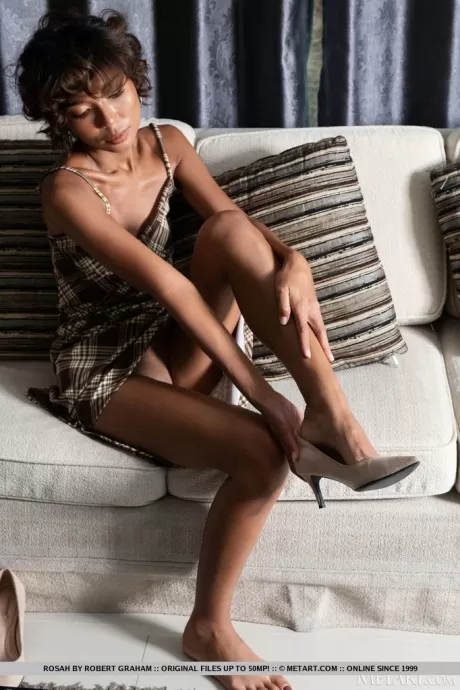 Негритянка Роса снимает свое платье и туфли на каблуках для великолепных поз обнаженн 3