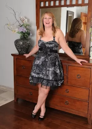 Толстая 30-летняя женщина Катрина Коста мастурбирует после раздевания перед зеркалом