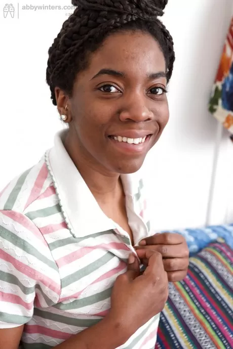 Любительская чернокожая девушка соло снимает трусики, чтобы показать красивую попку и волосатую пизду