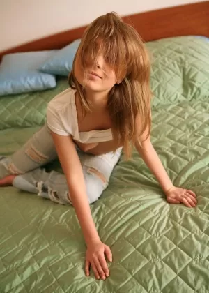 Полностью натуральная молоденькая Элль Би раздевается в спальне и раздвигает свою подстриженную киску