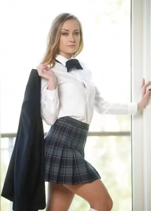 Блондинка соло сбрасывает школьную форму, чтобы дебютировать в качестве порнозвезды