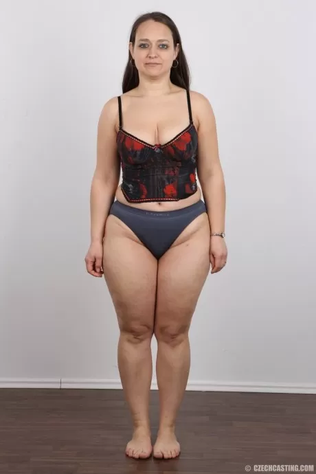 Пухленькая зрелая чешка Хелена раздевается на 