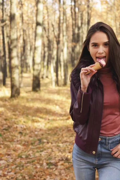 Милая русская девушка Леона Миа ест мороженое в ле 4