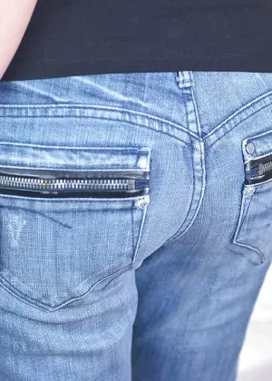 Классическая брюнетка Фелиция делает горячие снимки крупным планом своих потрясающих сисек