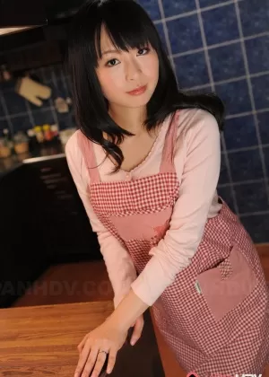 30-летняя блондинка домохозяйка Диана Ви впервые раздевается догола