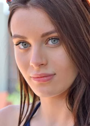 Грудастая цыпочка в шортах из спандекса раздевается догола во время похода на природу