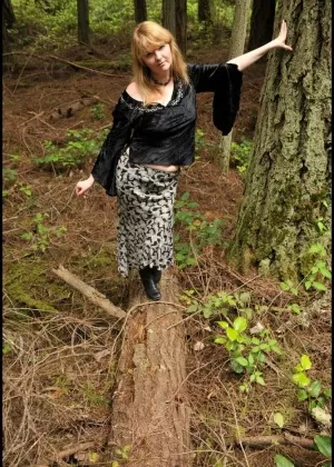 Пожилая любительница с короткими рыжими волосами раздевается догола у забора из колючей проволоки