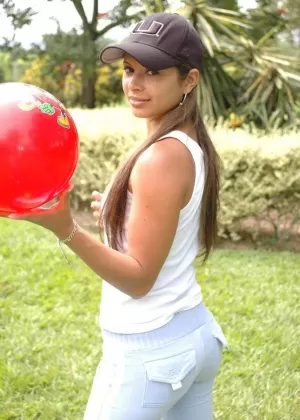 Горячая шлюха Сандра должна раздеться догола в парке, чтобы остыть после игры в мяч