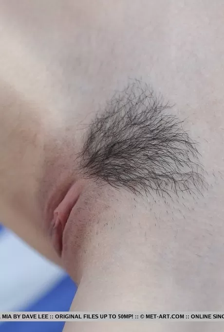 Стройная молоденькая Леона Миа снимает бикини и солнцезащитные очки для выступления обнаженн 16