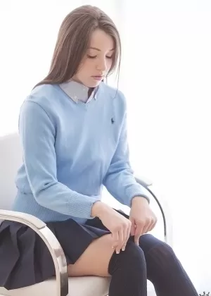 Невинная школьница в гольфах до колен и плиссированной юбке раздвигается для секса