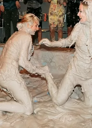 Спортивные красотки Синди Хоуп и Кейша Кейн увлекаются горячей борьбой в обнаженном виде