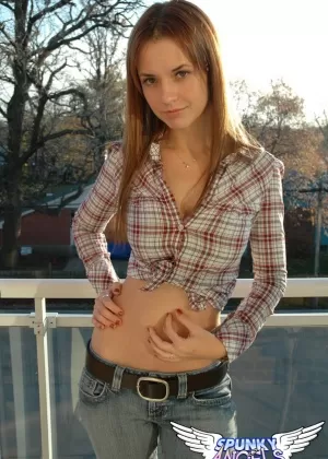 Молодо выглядящие девушки Фэй Рейган Дэни Дженсен позируют не обнаженными в откровенных бикини