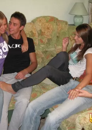 Пьяные тусовщицы целуются в баре и отсасывают мужчинам-стриптизерам