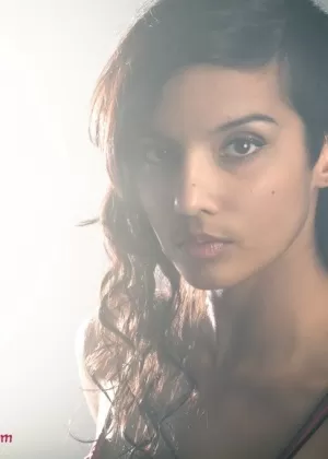 Индианка обнажает большие натуральные сиськи и попку, куря сигарету