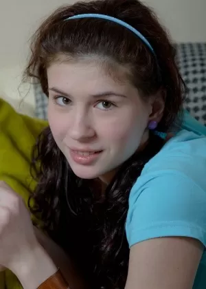 Молодая брюнетка Лаванда заплетает свои волосы в косички во время болезненного полового акта