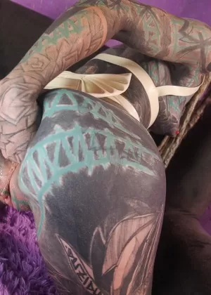 Молодая брюнетка Джиа Дерза сжимает кулаки в своей жопе перед грязным сексом A2M