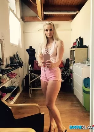 Блондинка из Чехословакии Зденка делает селфи не обнаженной 77582343