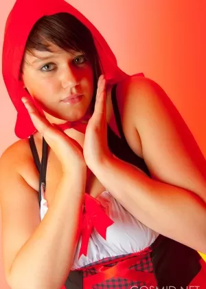 Пожилая женщина Барбара мелькает трусиками под юбкой, прежде чем раздвинуть свой бобер