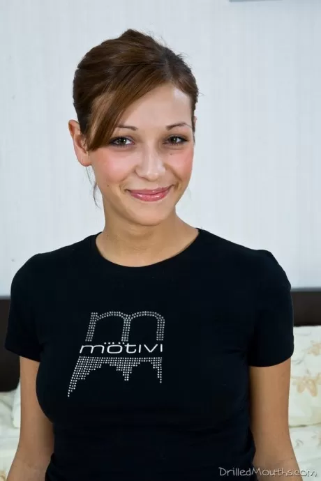 Белая девушка с упругой грудью давится на член, пока ее трахают в горло