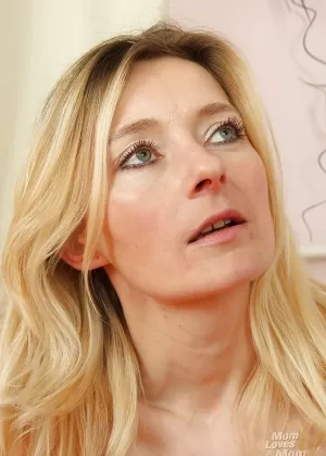 Потрясающая зрелая красотка в чулках теребит свою волосатую розовую дырочку