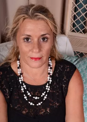 Милф красотка с темными волосами Миа Крофт хвастается в своих чулках