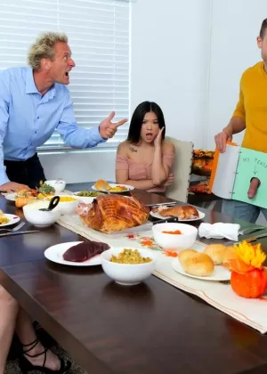 Девочки-подростки Хейли Спейдс и Лулу Чу занимаются сексом втроем во время воссоединения семьи