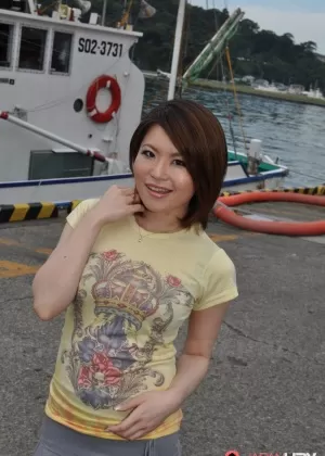 Татуированная азиатка Юми Син занимается сексом от первого лица с большим членом на кровати